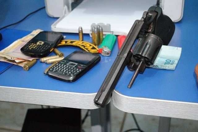 Um homem é preso e um menor apreendido com uma arma no Setor 8 de Vilhena