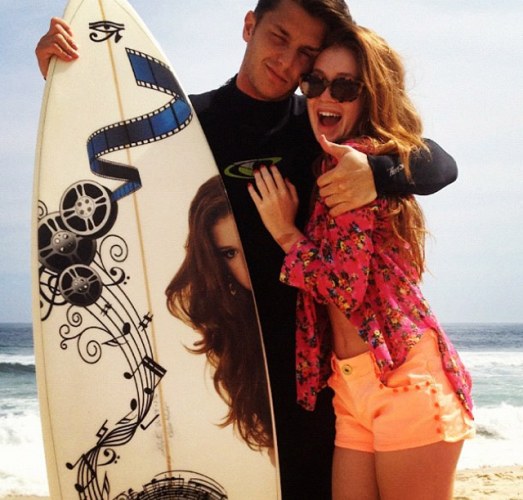 Klebber Toledo personaliza prancha de surfe com rosto de Marina Ruy Barbosa