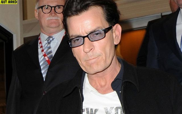 Charlie Sheen diz que Lindsay Lohan não agradeceu por empréstimo de US$ 100 mil