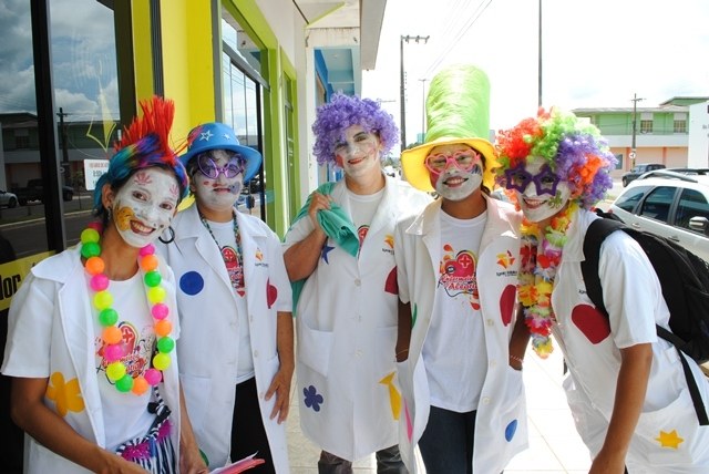“Enfermeiras da Alegria” recolhem doações no comércio e alegram natal de doentes