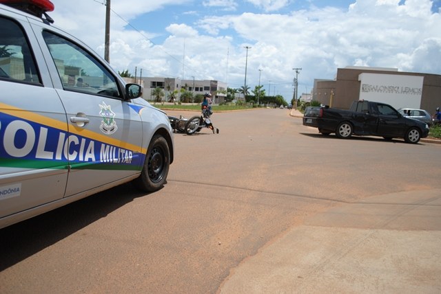 Moto e picape se chocam no cruzamento da Avenida Presidente Nasser  