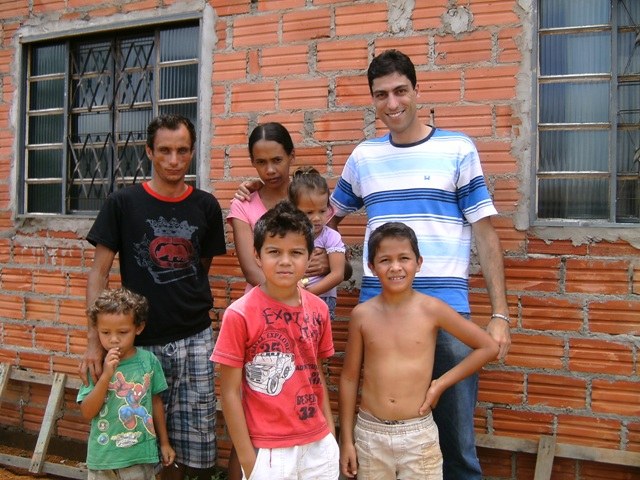 Ação beneficente de empresário entrega roupas e calçados a carentes em Vilhena
