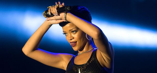 Depois de estrear na 1.ª posição, novo CD de Rihanna despenca no ranking 