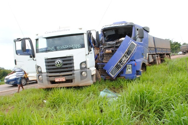 Em trecho considerado crítico na BR 364, caminhões se chocam a 5 km de Vilhena