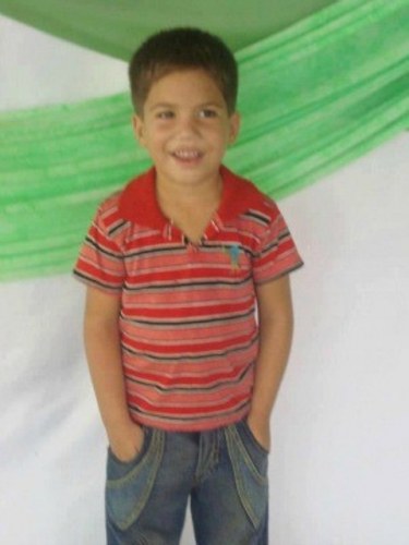 Menino de 4 anos morre eletrocutado ao brincar com pisca-pisca de Natal