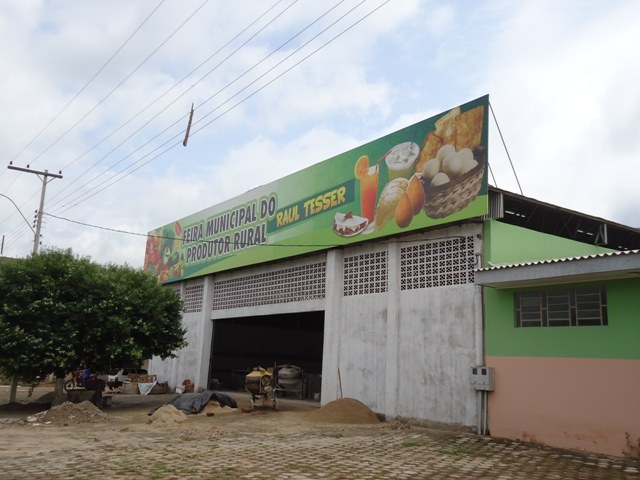 Feirantes da cidade de Cerejeiras ganham novo local para expor seus produtos
