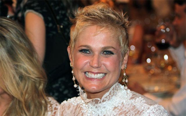 Sortuda, filha de Xuxa Meneguel ganha carro importado de R$ 100 mil