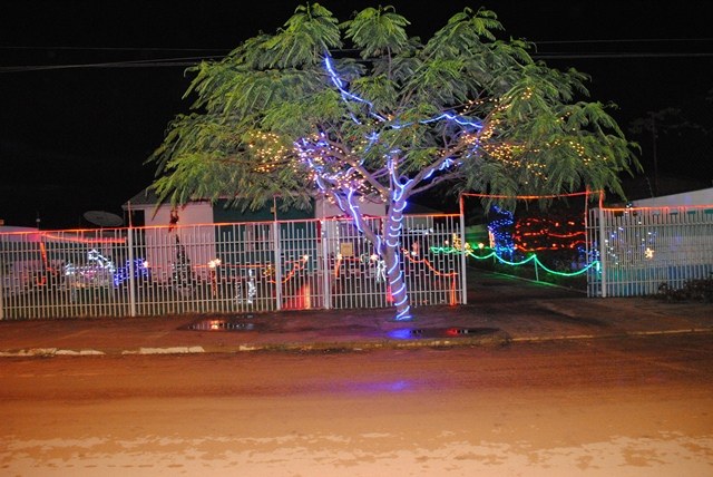Decorada com motivos natalinos, casa vira atração de avenida em Vilhena