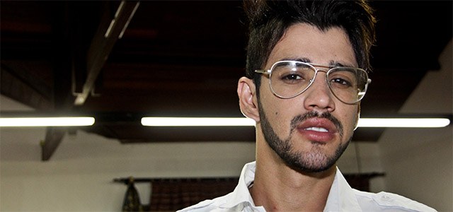 Gusttavo Lima diz que não dispensa maquiagem: "Não posso ficar de cara limpa"