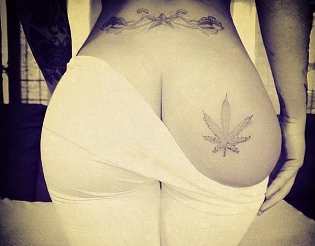 Rihanna posta foto de bumbum tatuado com folha de maconha