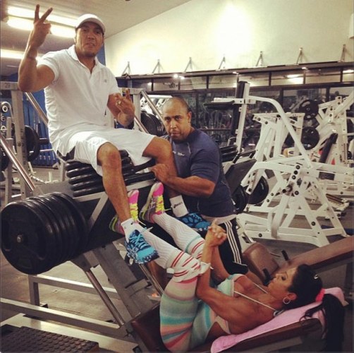 Na academia, Gracyanne Barbosa levanta Belo para fazer exercício