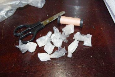 MULHER ESCONDE COCAÍNA NA CALCINHA DA FILHA DE 1 ANO