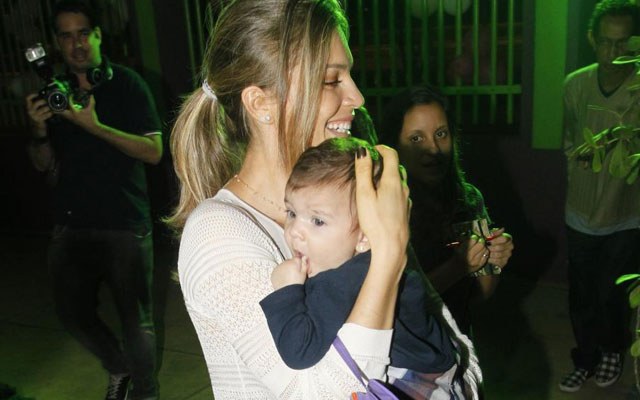 Pensando na filha, Grazi Massafera quer contratar Papai Noel