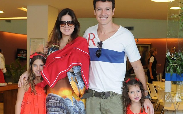 Vera Viel e Rodrigo Faro deixam a maternidade com Helena