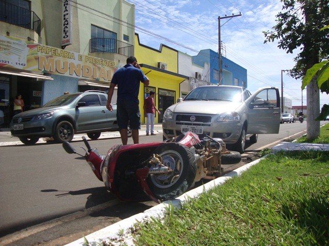 Motoqueiro tenta ultrapassagem forçada e “atropela” canteiro na Major Amarante