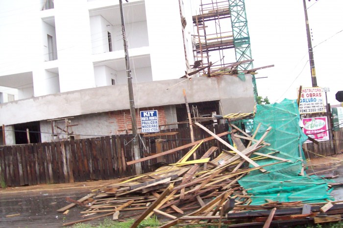 CHUVA PROVOCA ESTRAGOS NA CIDADE