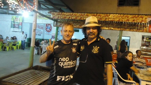 Radialista colorado paga aposta e desfila com camisa do Corinthians no CTG