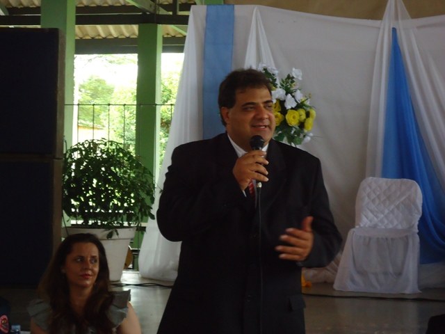 Em Cerejeiras, ex-prefeito entrega cargo assinando 4 mil papéis