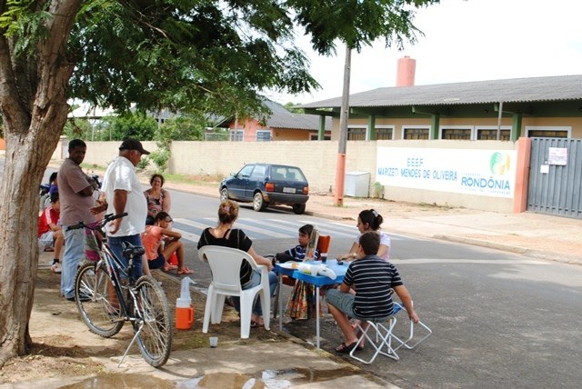 Matrículas só começam dia 07, mas pais já acampam em frente de escola em Vilhena