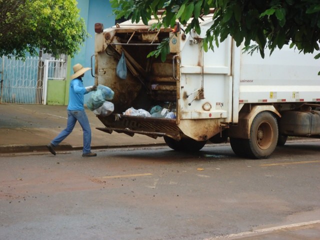 Um dia após reportagem, prefeitura de Cerejeiras começa a coleta de lixo