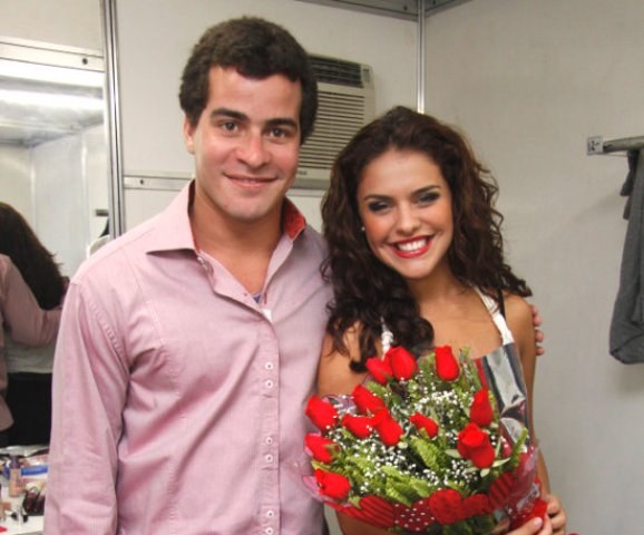 Thiago Martins dá viagem de presente a Paloma Bernardi