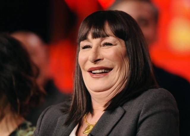 Atriz de “A Família Addams” exagera no botox e fica irreconhecível