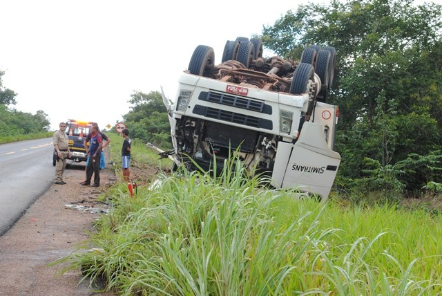  Carreta tomba no KM 89 da BR 364 e deixa duas pessoas feridas