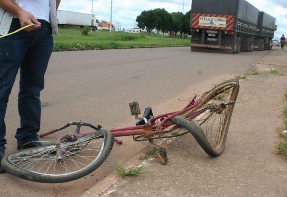 Ciclista é atropelada por bi-trem na Avenida Celso Mazutti em Vilhena 