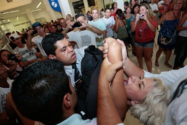 Feministas protestam em frente à Casa de vidro do BBB 