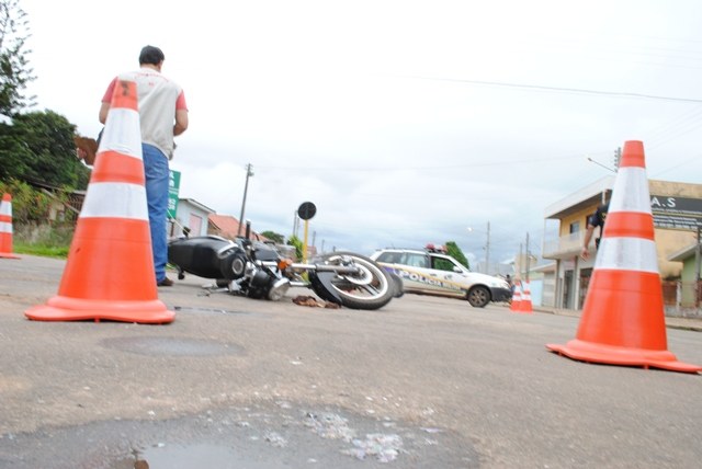 Veículo invade preferencial e atinge moto na Avenida Barão do rio Branco 