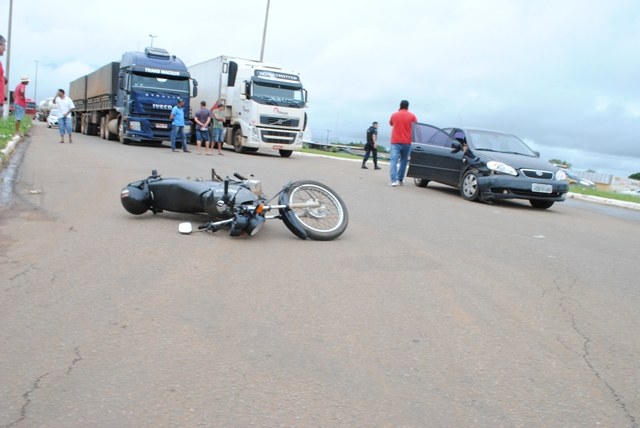 Acidente em rotatória da BR 364 deixa motociclista ferido e interdita rodovia 