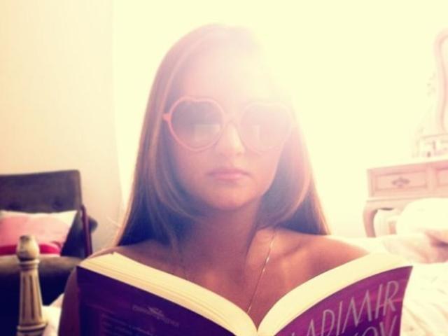  Catarina Migliorini, a virgem do leilão, é fotografada lendo Lolita 
