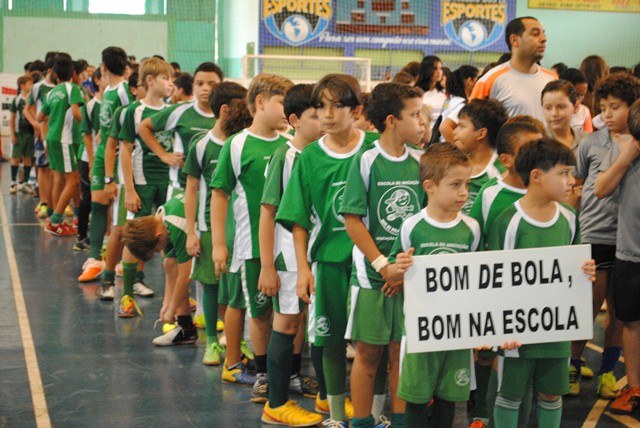 Projeto Bom de Bola Bom na Escola abre inscrições para novas turmas 