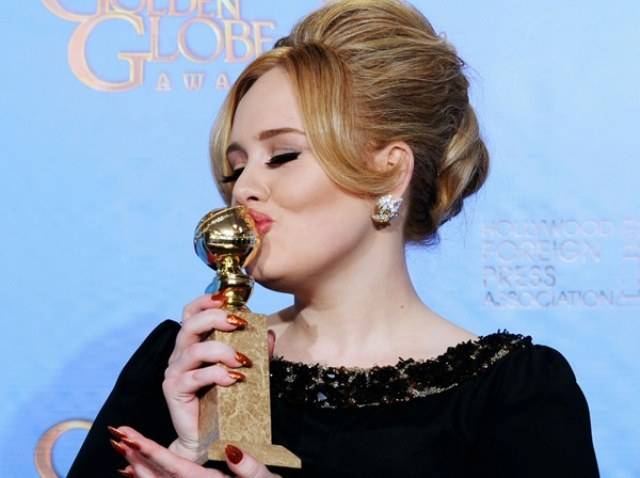 Adele reaparece e dedica prêmio ao filho