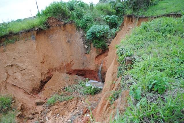 Cratera as margens da BR 364 em Vilhena, pode causar danos a rodovia