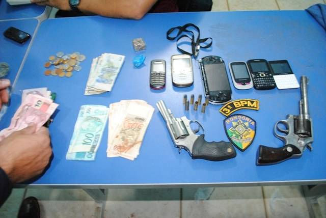 PM encontra armas e drogas em duas residências do bairro Embratel