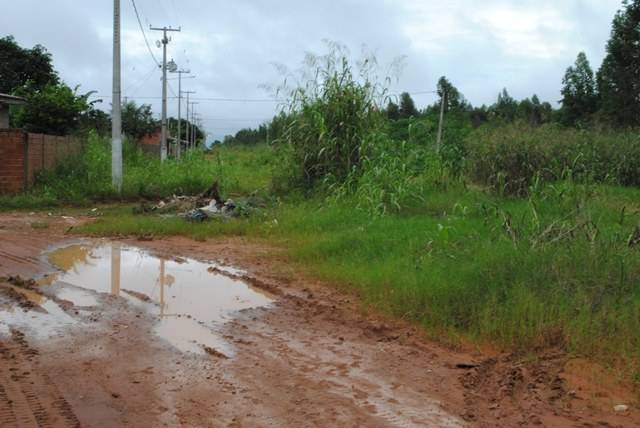 Moradores da Avenida Dedimes Cechinel reclamam do abandono da via