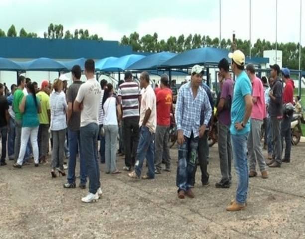 Trabalhadores do frigorifico JBS em Juína (MT) fazem paralisação e denúncias