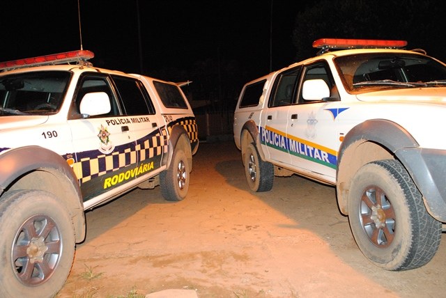Velho Oeste: homem usando chapéu e lenço para cobrir o rosto rouba açougue