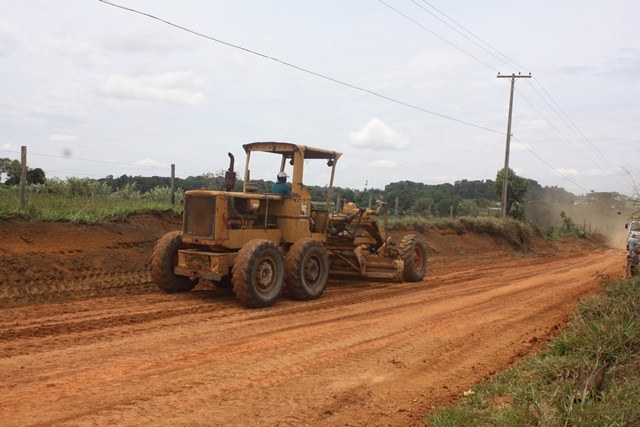 Secretaria de obras de Vilhena trabalha na restauração de estradas na zona rural