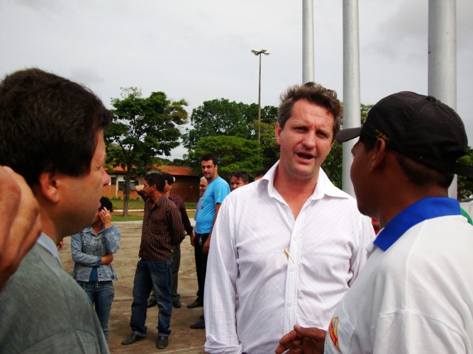 PREFEITO BRIGA COM SERVIDOR EM PÚBLICO