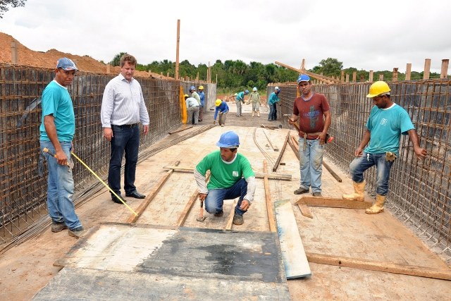Prefeito Zé Rover acompanha obra de macrodrenagem em Vilhena 