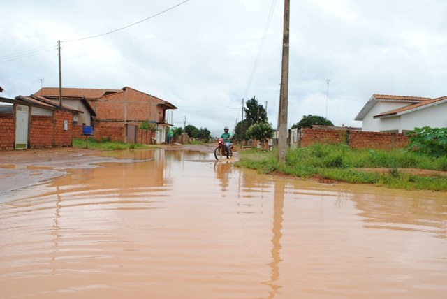 Ruas do bairro Embratel estão alagadas e causam transtornos aos moradores