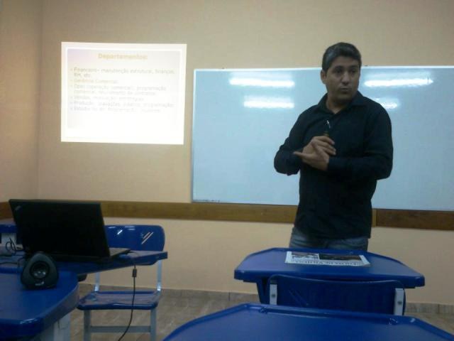 Radialista faz palestra sobre gestão radiofônica em turma de Jornalismo da Unir 