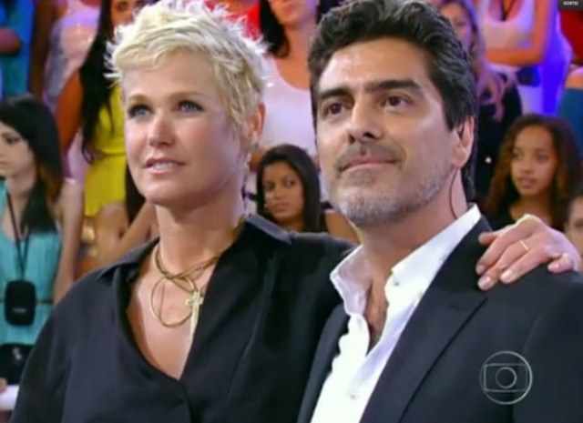 Xuxa assume namoro com ator global 