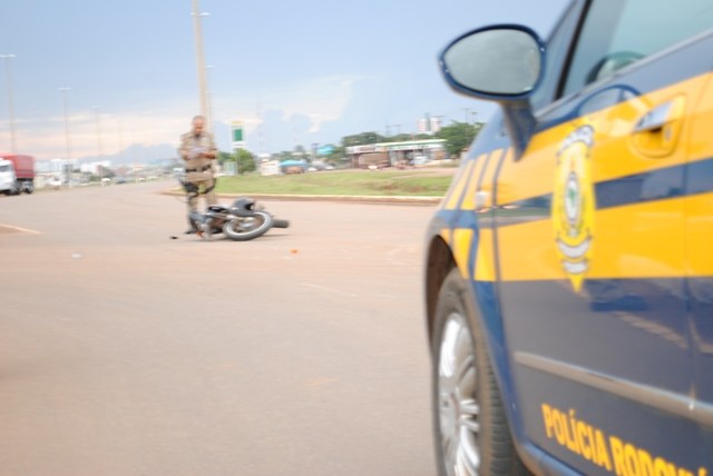 Motociclista atropela pedestre na rotatória da BR 364 que dá acesso a Av. Paraná