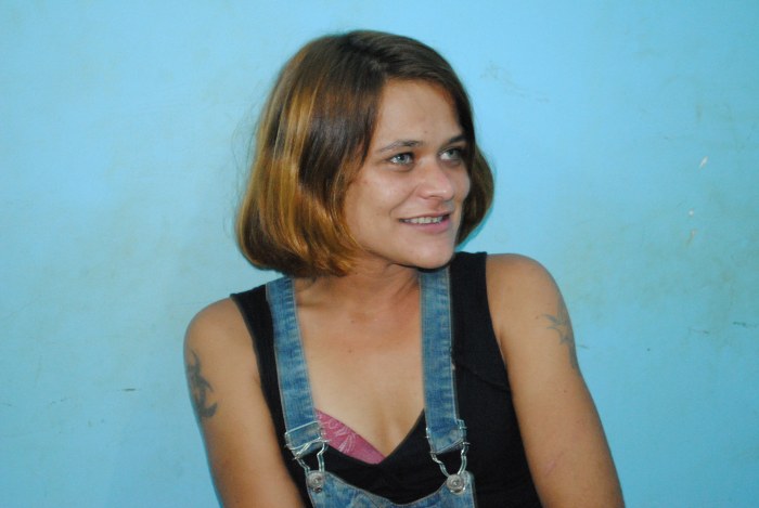 Mulher com sinais de embriaguez provoca quebra-quebra em residência 