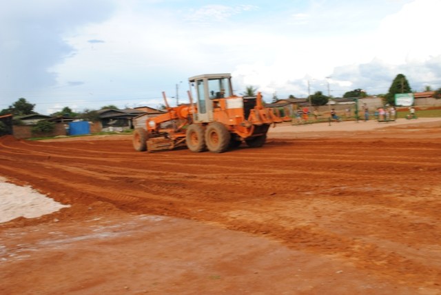 Prefeitura realiza limpeza da Praça Marcos Freire, ainda em construção