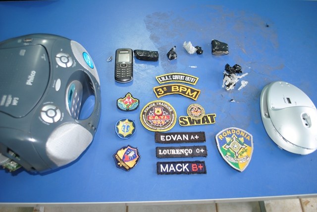 Polícia Militar apreende drogas e celular escondido em micro system 