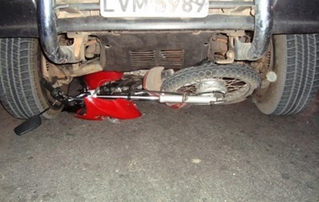 Motorista atropela jovem após discussão de trânsito; estado da vítima é grave